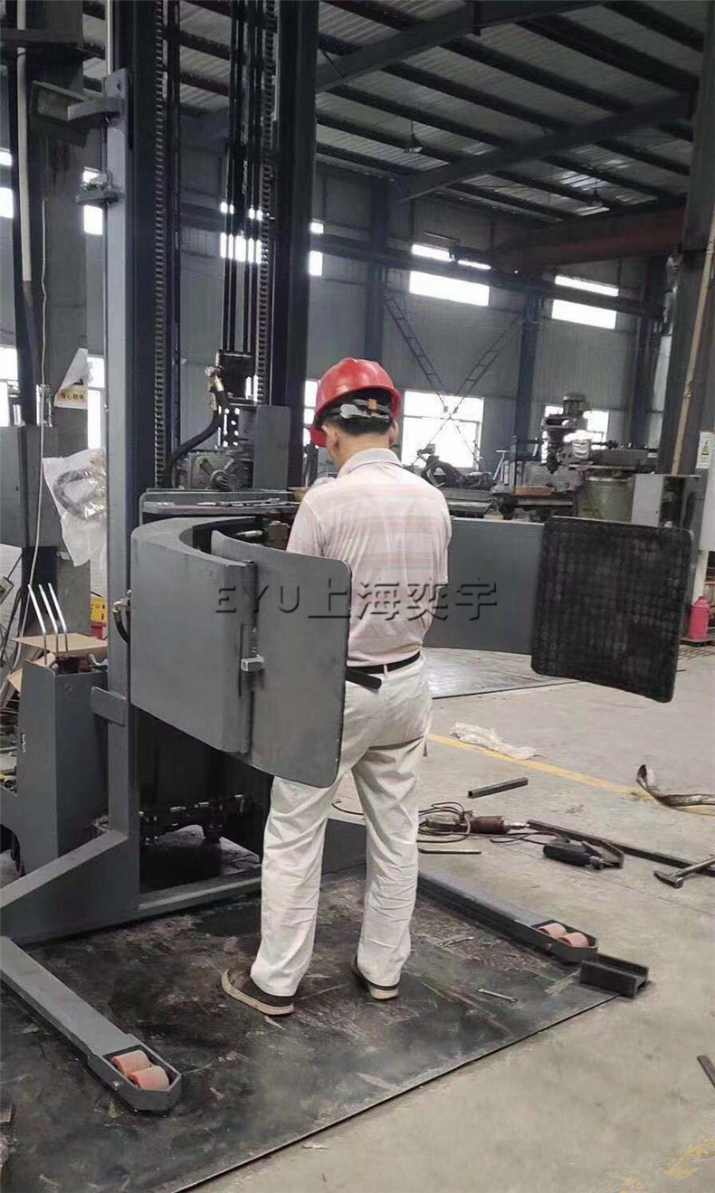 电动翻转夹抱叉车